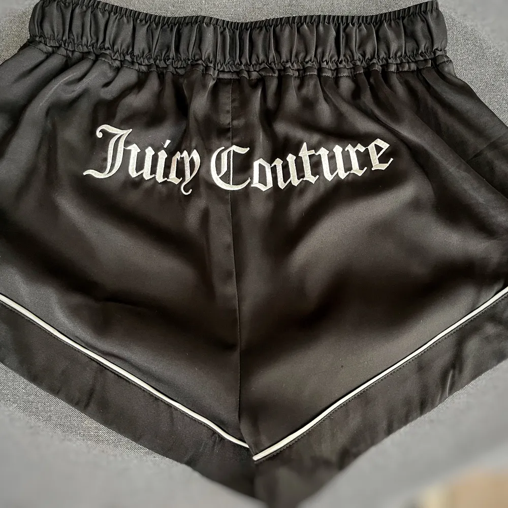 Silkiga shorts från Juicy Couture i XS, knappt använda. . Shorts.