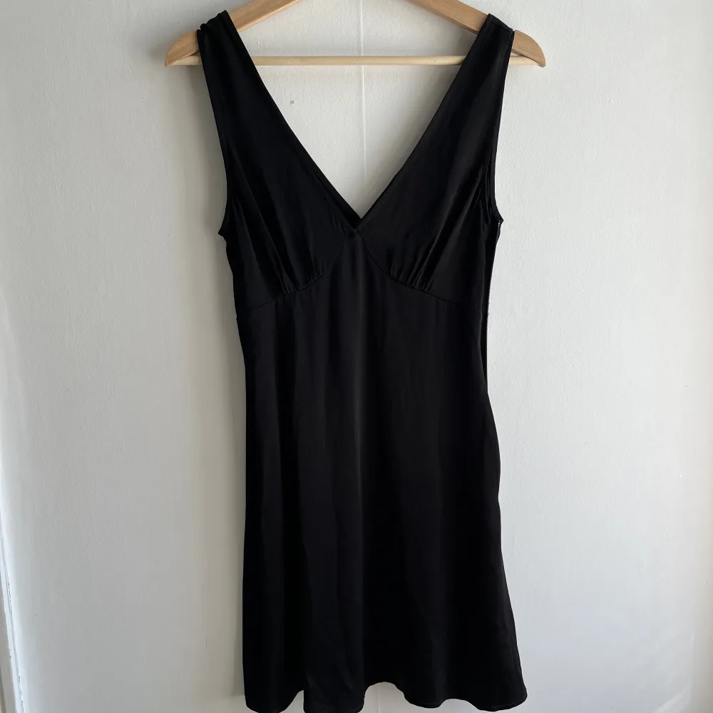 Super snygg svart klänning från NA-KD! Har använts fåtal gånger och är i toppen skick💕. Klänningar.