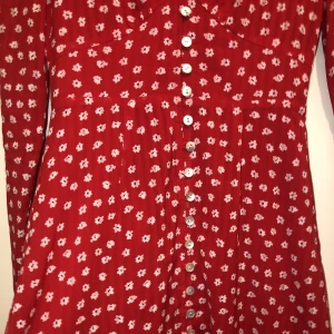 Adoore Paris klänning röd XS - Perfekta midsommarklänningen från adoore i modellen Paris, färg röd.  Storlek är XS, passar 32 och 34.  Sparsamt använd och är i nyskick   Nypris 1495. Mitt pris 550 