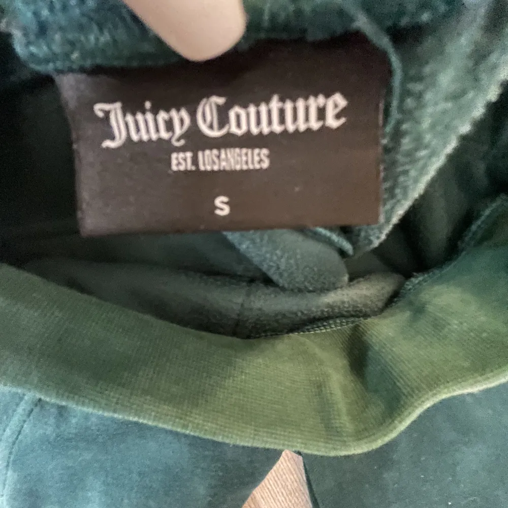 Säljer mina sparsamt använda juicy byxor. Fick de i julas och använt de fåtal gånger. I färgen ”Velour Trekking Green” storlek S . 💖💞💕 . Jeans & Byxor.