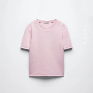 Stickad tshirt - En stickad tshirt från zara, köpt förra våren! Bra skick💗