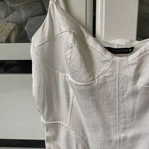 Vit korsett/body  - SÅ fin och lyxig body i ett glansigt material. Inbyggda ”kupor” som framhäver kroppen så så fint, säljer då den tyvärr är för liten för mig 😣⭐️⭐️