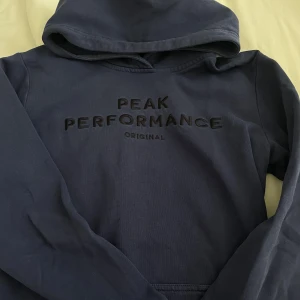 Peak performance  - Peak performance hoddi som tuvärr inte kom till användning som tanken. Den är i storlek 170 och är i mörkblå färg med märket peak performance i svart. Köparen står för frakten💖💖frågor skriv privat till mig💖💖