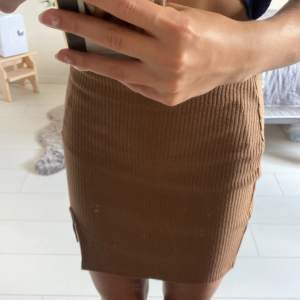 En jätte fin kort kjol! Ljus brun ribbad med en slits på höger sidan. Säljer pga av att jag inte använder. Kom privat för mått och mer info!😊