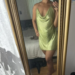 Green metallic dress - En must have cocktailklänning i grön metall. 💚 Droppformad fram och bak i ryggen.  Stod onesize men är som en strl S helt oanvänd pga passar inte men så snygg 🔥🔥