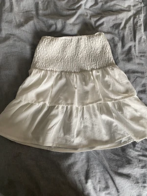 Söt volangkjol - Säljer denna urgulliga volangkjol ifrån ICHI i storlek xs, har jätte många kjolar och denna kommer inte till användning längre, superfin och man kan bära den som topp och kjol 🤍 Tryck ej på köp direkt knappen tack 🫶🏻