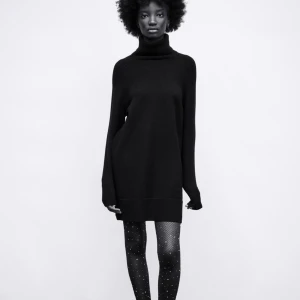 Svart stickad klänning Zara - Stickad klänning från Zara i storlek medium.