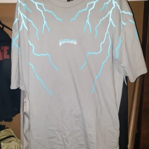 T shirt med blixt mönster  - large en kill tröja från new yorker 