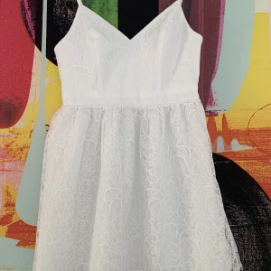 Fin sommarklänning  - Snygg vit sommarklänning. Använd två gånger innan den tyvärr blev för liten. 