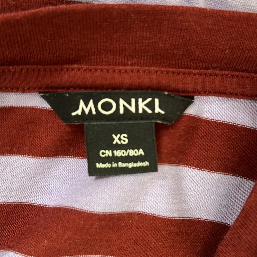 En randig tröja från monki som inte kommer till användning. Strl XS, köptes för några månader sedan.. Toppar.