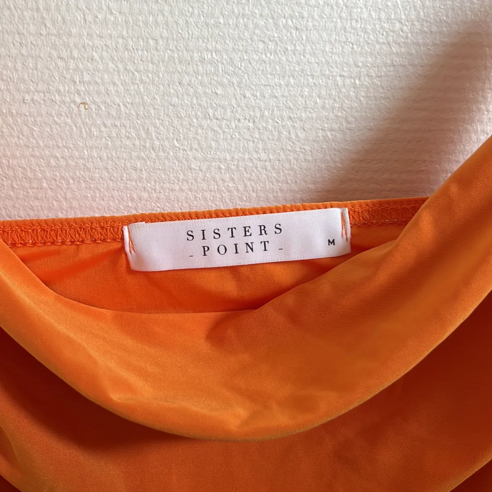 Säljer ett oranget linne från Sisters on point i storlek M! Aldrig använd! Kan mötas upp eller posta😊. Toppar.