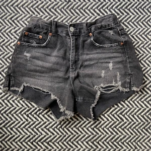 Svarta jeansshorts - Skitsnygga shorts från zara med slitnader. Från barn avdelningen är storlek 164 men skulle säga att de absolut passar upp till 170