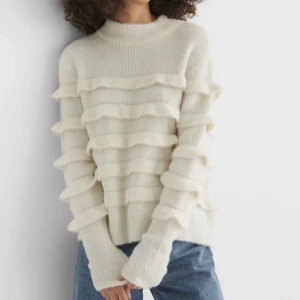 Vit stickad tröja - Säljer denna vita stickade tröja med volanger från NaKd. Köpt för 549kr och aldrig använd. Stl S. Frakt 39kr 💞