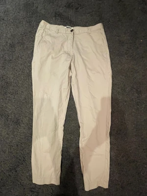 Weekday Chinos  - Chinos från weekday, väldigt bra kvalitet visat täcken på användning‼️💘