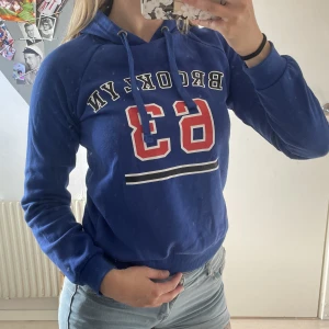 Blå hoodie  - Garderobrensning 