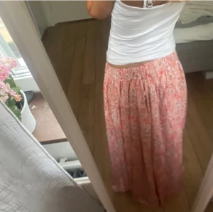 Långkjol - Säljer denna jättefina långkjol från zara, 96cm 300kr direktpris🫶🏻
