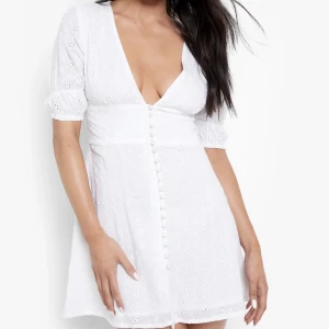 vit klänning  - sötaste vita sommarklänning ifrån Boohoo, köpt för midsommar men kom försent så valde en annan. nyskick! 