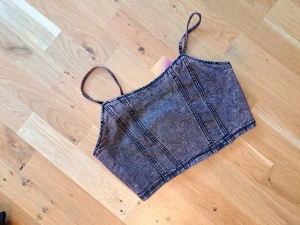 Jeans croptop - Magtröja i jeansmaterial med en lite brun/rosa ton. Prislapp kvar, oanvänd pga fel storlek för mig. Lätt stretch och dragkedja i en brunrostig färg.