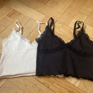 H&m linnen med lace vit och svart - Vit och svart linne ifrån h&m väldigt korta med sköna och fina 