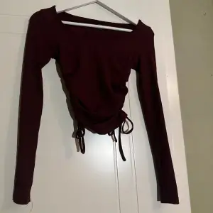 Säljer min vinröda långärmade tröja som jag köpte förra året. Fint skick och har snören vid sidan om som en ”rynkad” effekt. 