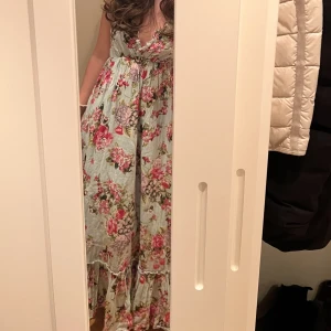 Lång klänning - Säljer denna fina somriga långklänning från hm💞Banden är justerbara och klänningen är i Xs men passar mig som vanligtvis har S. Jag på bilden är 165 cm lång!