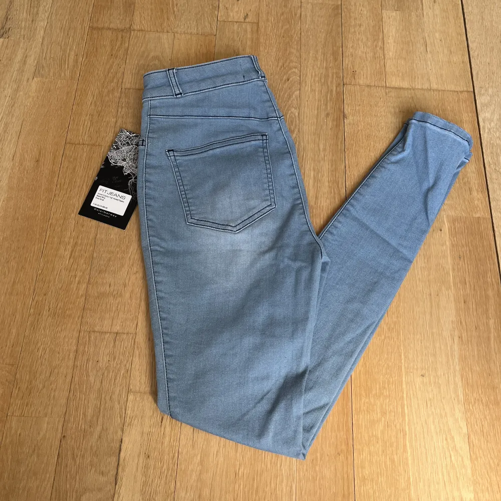 Helt oanvända FITJEANS med prislapp kvar. Modell (contour high waisted Fitjeans. Färg bleach blue. Ordinariepris 1074kr. . Jeans & Byxor.