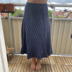 Lågmidjad flowy kjol  - En blå kjol som sitter snyggt i midjan med ett härligt fall. Köpt secondhand av mig och sparsamt använd. Passar st 38/40 / M 