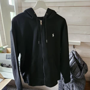 Ralph Lauren Zip - Säljer nu min sjukt snygga ralph lauren zip tröjan. Den är i totalt nyskick. Jag kan inte bekräfta att den är äkta (därav priset) men jag ser inget som tyder på att den inte är det. Storlek M, sitter lite litet på mig som är runt 188-190