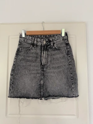 Hm jeanskjol - Snygg grå jeanskjol från hm i typ nyskick! Köparen står för frakten!