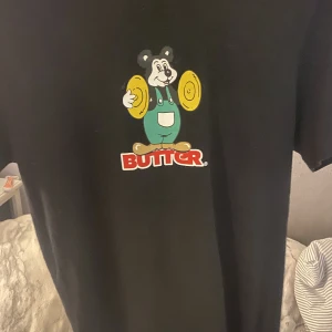 Butter t-shirt - 🩷Aldrig andvänd 🩷bra skick 🩷köptes på plick  🩷priset kan ändras  🩷kontakta mig innan