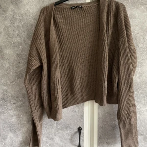 Stickad kofta - En brun stickad kofta från shein