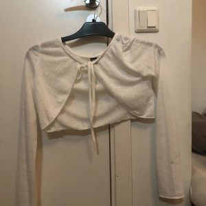 Vit layering kofta  - Tun linne i bra skick knappt använd väldigt bra för layering!