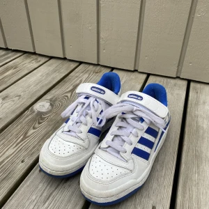 Adidas forum low - Skit snygga adidas forum low i färgen mörkblå!💙 Sparsamt använda och inga defekter eller skador bara lite smutsiga!😊 PRIS KAN DISKUTERAS!!