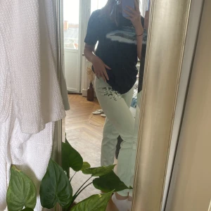 Mjukis - Mintgröna färg  Texten ”TIME OFF” på benet