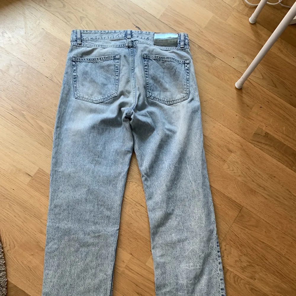 Säljer dessa ljusblå our legacy jeans i storlek 30. Byxorna är lågmidjade på mig och sitter lite oversize. Byxorna är i mycket bra skick då de är sparsamt använda!  Nypris 2200kr. Jeans & Byxor.