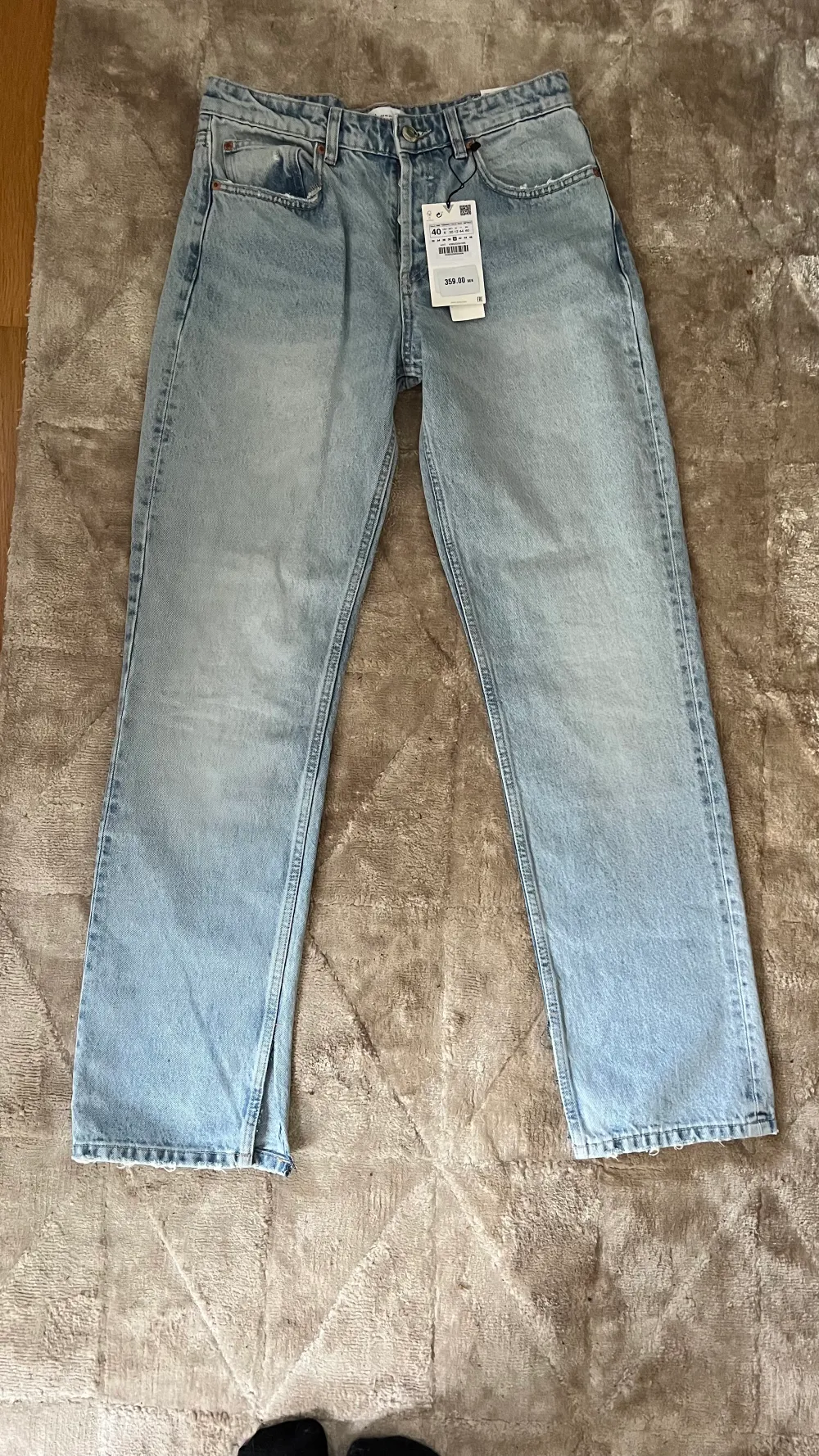 Ljusblåa zara jeans, midwaist med slits. Är stl 40 men sitter som 36/38. Aldrig använda då lappen fortfarnde sitter kvar 😚. Jeans & Byxor.