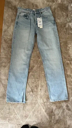 Ljusblåa zara jeans, midwaist med slits. Är stl 40 men sitter som 36/38. Aldrig använda då lappen fortfarnde sitter kvar 😚