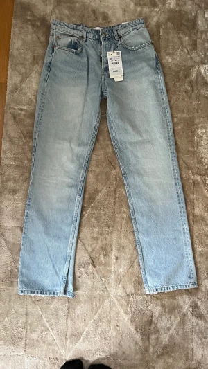 Blåa zara midwaist jeans med slits  - Ljusblåa zara jeans, midwaist med slits. Är stl 40 men sitter som 36/38. Aldrig använda då lappen fortfarnde sitter kvar 😚
