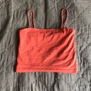 Gina linne - Super gulligt linne från Gina tricot! Är i väldigt bra skick då jag knappt använt det. Har ett extra lager tyg vi brösten. Ganska liten i storleken. Lik linnet på bilden.