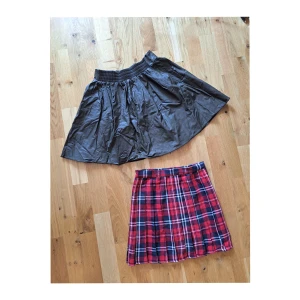 Kjolar - Militärgrön skinn-kjol med resår i midjan, storlek XS från bikbok, 50kr  Röd/svart rutig kortkjol med dragkedja, storlek S (känns dock som XS) 50kr. Båda för 80kr