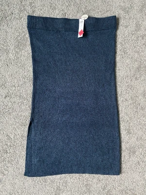 Stickad pennkjol  - Helt ny med lappen kvar. Från Lindex storlek L. Blåmelerad, tajt stickad kjol. Så snygg!