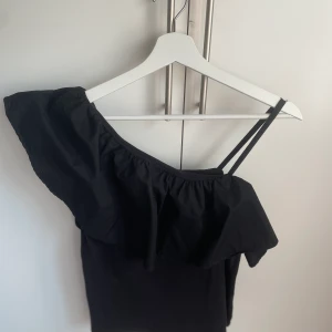 Söt topp - Söt one shoulder topp💓💓 använd en gång och i väldigt fint skick, så gott som ny. Frakt tillkommer 