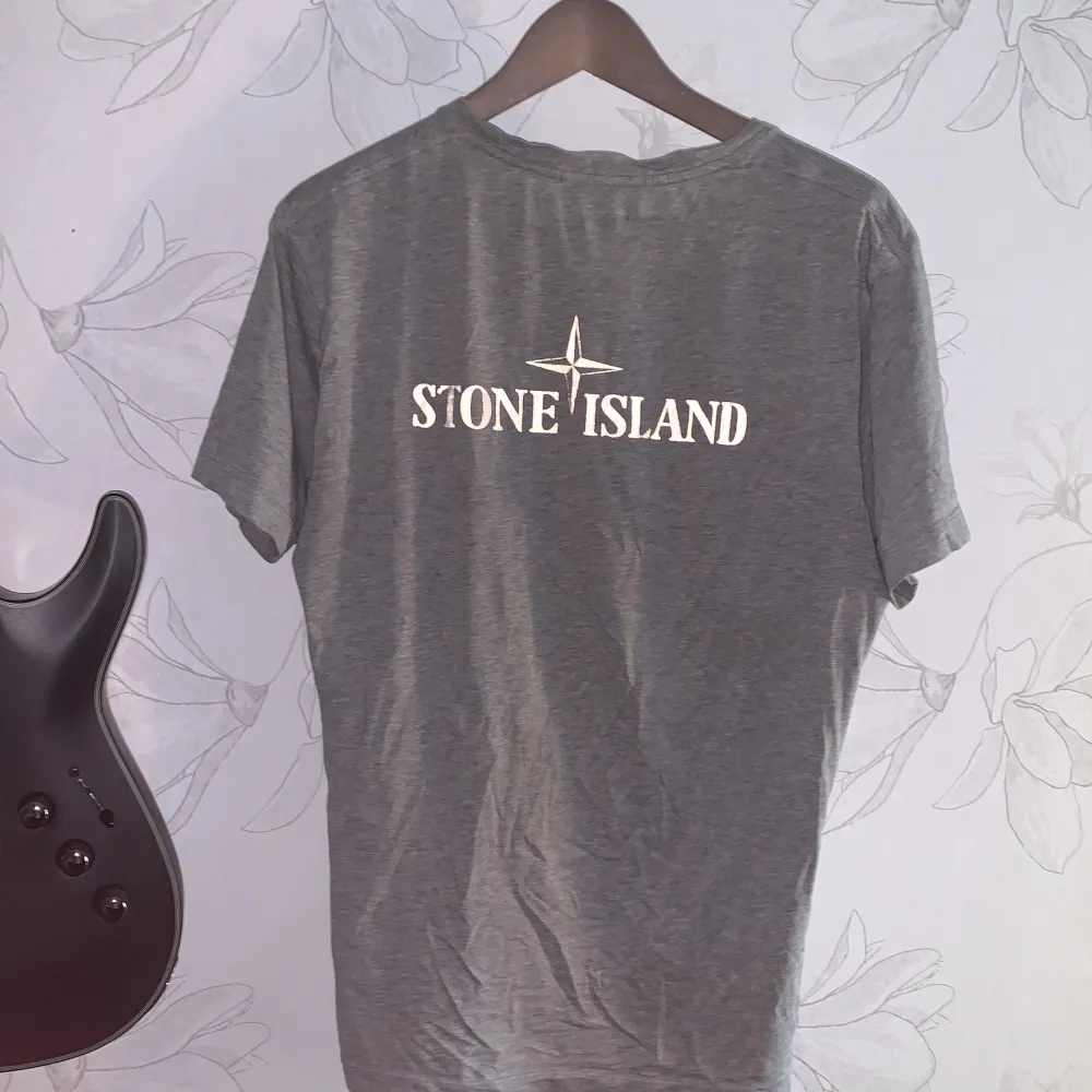 Säljer min Stone Island t shirt Väldigt bra skick. Storlek S men sitter som M Jag är 187cm och den sitter bra . T-shirts.
