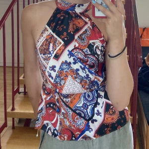 Poplinblus festtopp - Hej!   Ett festlinne i sidenmaterial med poplin och hög krage. SÅ stilren och fin till middag eller fest!  Rensar garderoben och säljer ut en massa kläder! Samfraktar gärna, priset är diskuterbart vid snabb affär!❤️