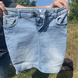 Jeanskjol  - Använts ett fåtal gånger men inga tecken på användning finns. Den sitter ”tajt” mot kroppen. Pris går att diskutera.