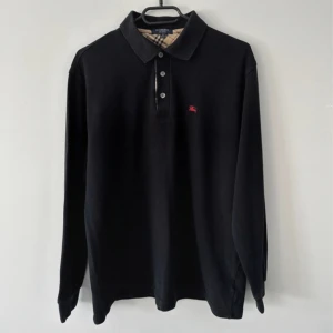 Burberry Piké  - Långärmad Burberry piké, jätte bra skick!