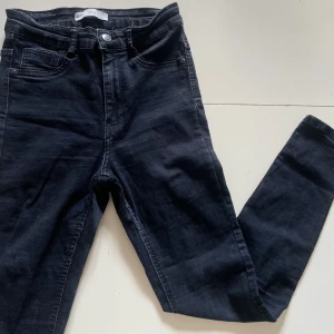 Jeans - Högmidjade, urtvättade jeans, använda 5 gånger!