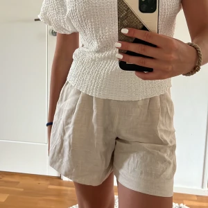 Linnebyxor shorts - Snygga beiga linneshorts från HM som tyvärr ej kommer till användning. Använd fåtal gånger. 