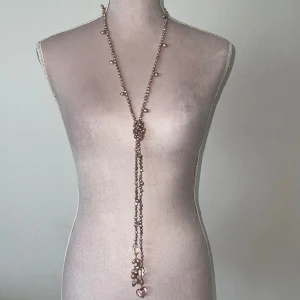 Äkta pärlhalsband  - Äkta pärl halsband. Jag köpte den för 350kr och nu säljer jag den för 299kr.❤️