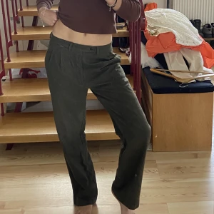 Vintage kostymbyxor - Hej!  Ett par vintage kostymbyxor från Italien i ett lite tjockare material! Så snygga low waist och så sköna och bra kvalitet!🤩💯  Rensar garderoben! Samfraktar gärna, vid snabb affär är priset diskuterbart!❤️